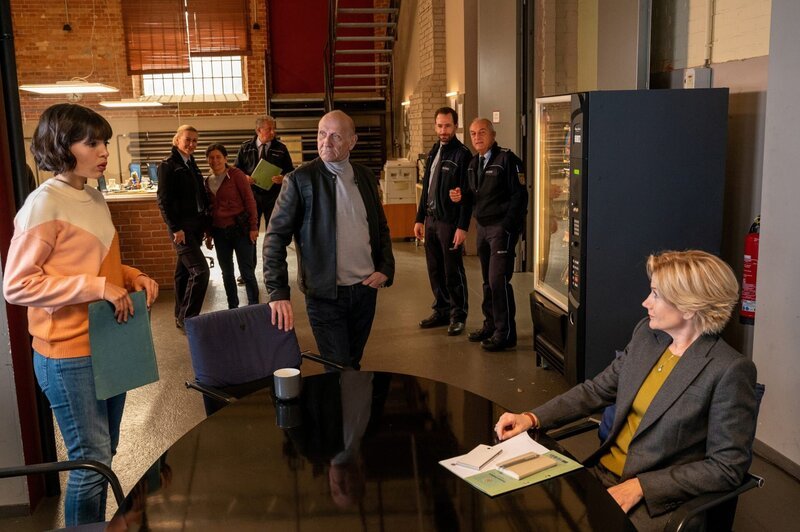 Des Kaisers neue Kleider: Michael Kaiser (Karl Kranzkowski, M.) zeigt sich im neuen Look, doch der kommt bei Martina Seiffert (Astrid M. Fünderich, r.) und Lea Gomez (Jasmin Gassmann, l.) sowie den Kolleg:innen nicht gleichermaßen gut an. Offensichtlich lassen die Ermittlungen im Mordfall an einer Seniorin den Kriminaldirektor mit dem Altern hadern. – Bild: ZDF/​ Markus Fenchel
