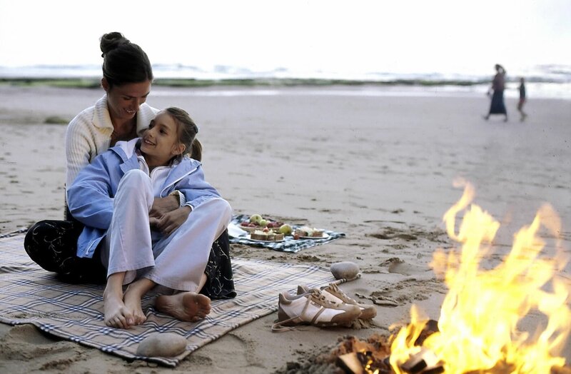 Julia Hammond (Julia Bremermann, l.) und ihre Tochter Pandora (Julia Krombach, r.) verbringen ihre Sommerferien am Meer, wo das Mädchen sich von einem schweren Asthma-Anfall erholen soll. Noch ahnen die beiden nichts von den dramatischen Ereignissen, die beiden bevorstehen. – Bild: ORF 2