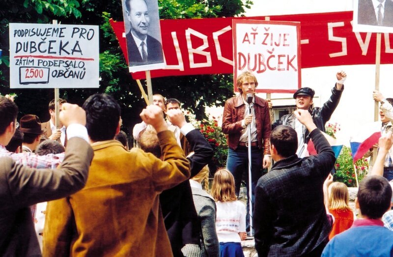 „Der Bockerer IV – Prager Frühling“, Im Jahr 1968 hat sich Karl Bockerer nach vielen Anläufen entschlossen, seine langjährige, verwitwete Haushälterin Anna zu heiraten. Gustl, den er nach Kriegsende als Sohn aufgenommen hat, will in der tschechischen Kleinstadt Kostelec einen Fleischhauerladen eröffnen und lädt die Bockerers ein, ihre Hochzeitsreise zu ihm und seiner Elena zu machen. Der „Prager Frühling“, von dem jetzt überall so viel geredet wird, verspricht schöne Flitterwochen und auch Freund Hatzinger wird auf die Reise mitgenommen. Schon bald nach der Ankunft in Kostelec muss Bockerer erkennen, dass der „Kommunismus mit menschlichem Antlitz“ noch ein Wunschtraum ist. – Bild: ORF/​epo-film/​Petro Domenigg