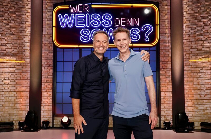 Als Kandidaten zu Gast bei „Wer weiß denn sowas?“: Der Fernsehmoderator und Sportreporter Claus Lufen (l.) und der ehemalige Leichtathlet Frank Busemann (r.). – Bild: ARD/​Morris Mac Matzen