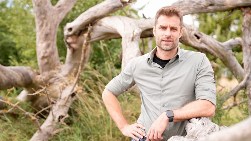 Moderator und Wissenschafsjournalist Kai Kupferschmidt bei den Dreharbeiten zur „ZDFzeit“-Dokumentation „Artensterben in Deutschland – die Fakten“ im Juli 2022. – Bild: ZDF