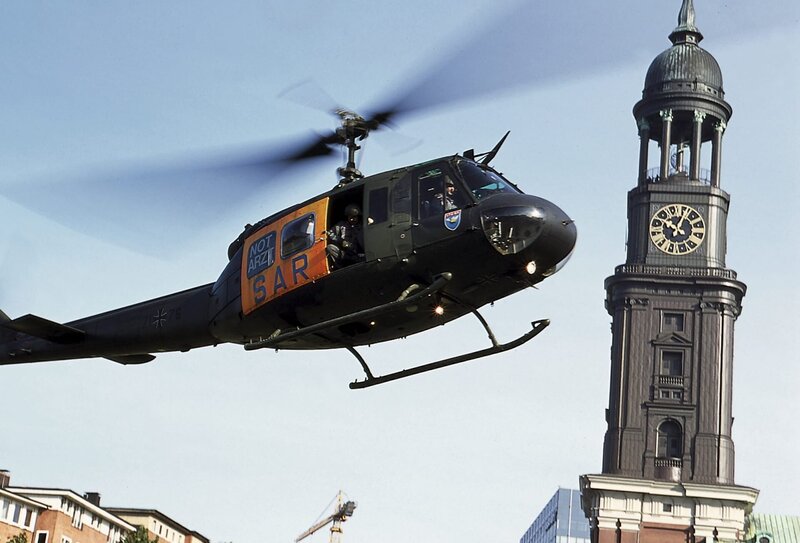 Der Hubschrauber auf dem Weg zum Einsatzort. – Bild: ZDF