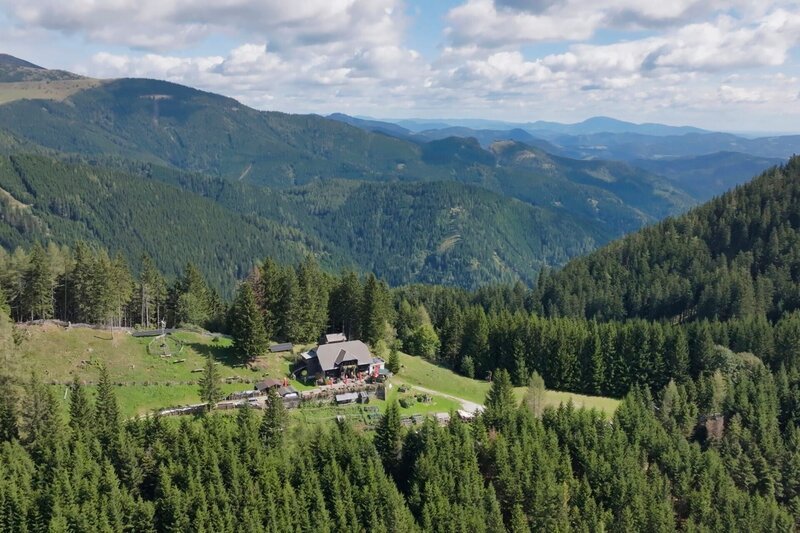 Luftaufnahme vom Oskar Schauer Haus/​Sattelhaus auf der Terenbachalm – Bild: ServusTV /​ Ferdinand Steininger /​ Eckert Film