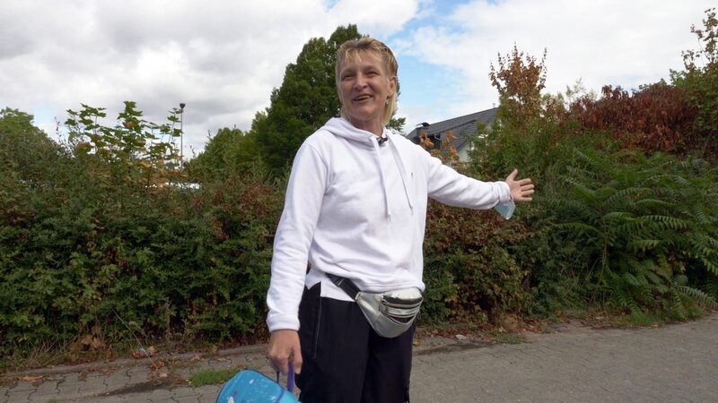 Hartz-IV-Empfängerin Christine hat Grund zur Freude. Der Schulwechsel ihrer Tochter wurde genehmigt. Somit kann sie in die Nähe ihrer Mutter ziehen – Bild: RTLZWEI