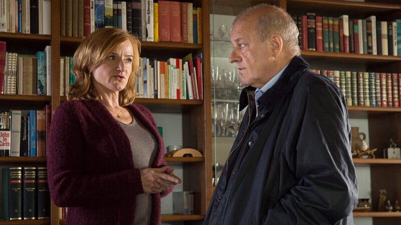 Die ehemalige Profilerin Hiltrud Appeldorn (Nina Petri) hat damals von dem Serienmörder, der nun erneut ein Mädchen entführt hat, ein Täterprofil erstellt. Wilsberg (Leonard Lansink) hofft auf ihre Unterstützung. – Bild: ZDF