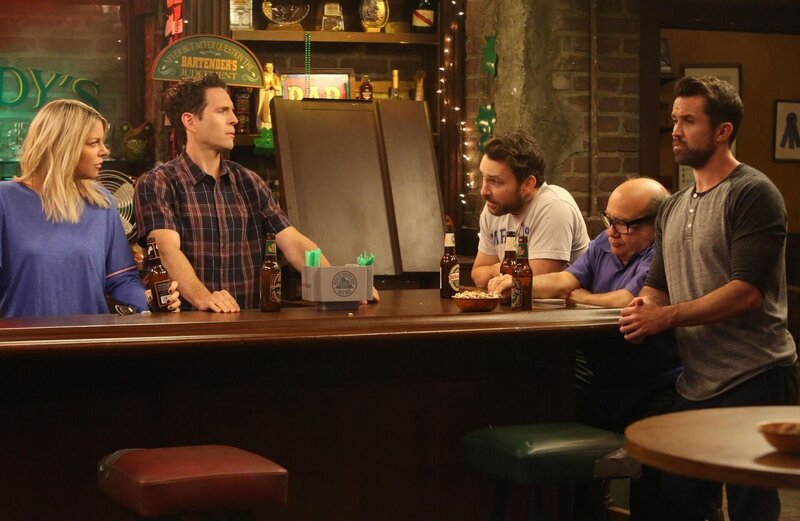 (v.l.n.r.) Dee Reynolds (Kaitlin Olson); Dennis Reynolds (Glenn Howerton); Charlie Kelly (Charlie Day); Frank Reynolds (Danny DeVito); Mac (Rob McElhenney) – Bild: FX Productions, LLC