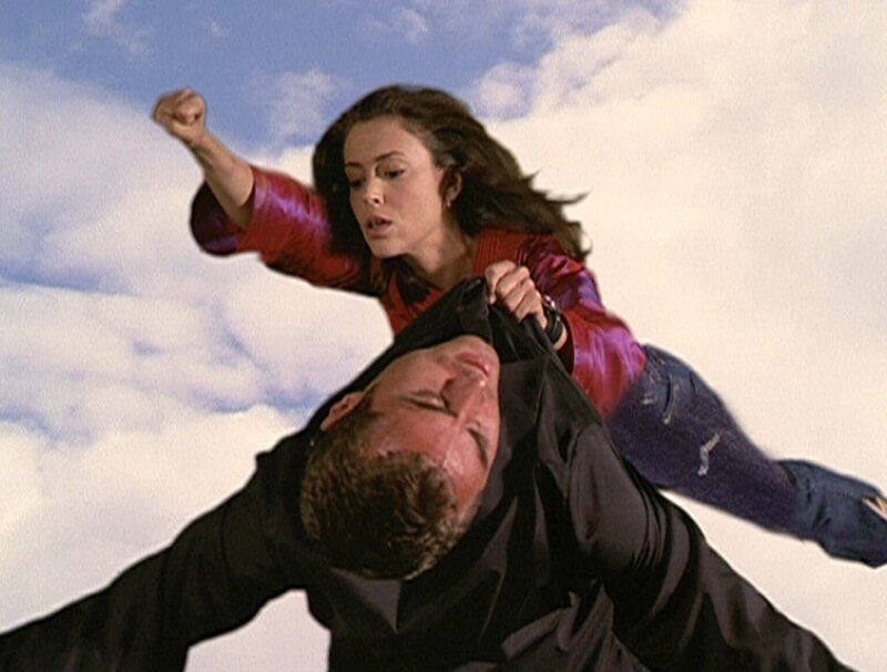 Phoebe (Alyssa Milano, oben) nutzt ihre neu gewonnene Fähigkeit, um Dragon (Marcus Graham, unten) zu überwältigen. – Bild: Paramount Pictures