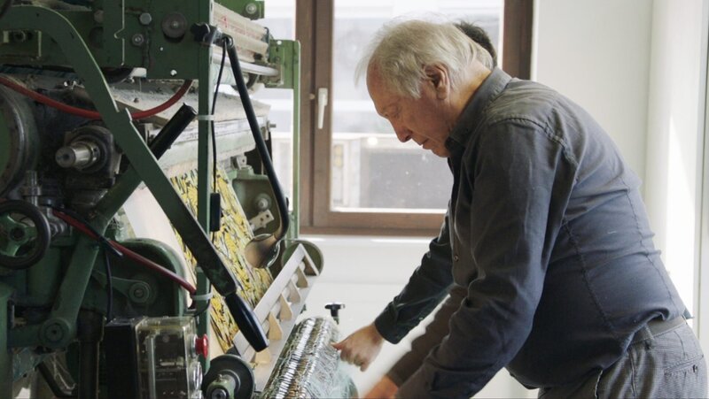 Werner Hagen in seiner Scherlerei, die letzte in Vorarlberg – Zuliefer- bzw. Veredelungsbetrieb für die Stickerei. – Bild: ORF/Frl. Müller und Söhne Filmproduktion GmbH Werner Hagen in seiner Scherlerei, die letzte in Vorarlberg – Zuliefer- bzw. Veredelungsbetrieb für die Stickerei. – Bild: ORF/Frl. Müller und Söhne Filmproduktion GmbH
