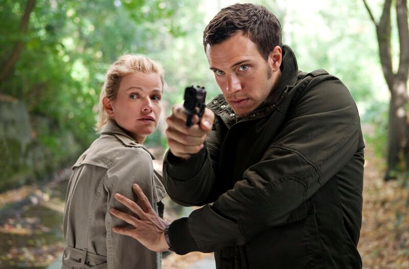 ARD HEITER BIS TÖDLICH – FUCHS UND GANS, FOLGE 6 (WH.), „Eierdieb“. Lokalreporterin Emily Gans (Mira Bartuschek, l.) will sich mit dem Eierdieb treffen und begibt sich in höchste Gefahr. Stefan Fuchs (Tobias van Dieken, r.) eilt ihr zu Hilfe. – Bild: ARD/​Sabine Hackenberg