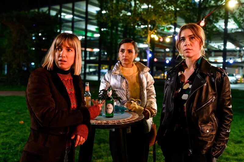 Rike Köhler (Isabell Horn, l.), Ava Edemir (Rona Özkan, M.) und Betty Hertz (Henrike Hahn, r.) – Bild: ZDF