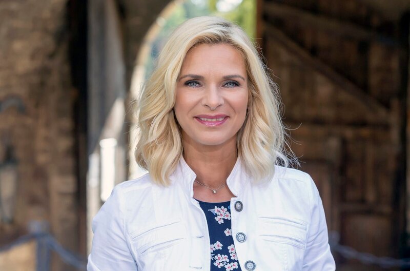 Natürlich hat sich Gunther Emmerlich auch musikalische Gäste zu sich eingeladen. Gäste, mit denen er über Weihnachtslieder, Erinnerungen und Bräuche aus der ganzen Welt plaudert. Und natürlich musiziert. Seine Gäste in diesem Jahr sind: Kim Fischer, Olaf Berger und Uta Bresan. Uta Bresan – Bild: MDR/​Saxonia Entertainment/​Tom Schulze