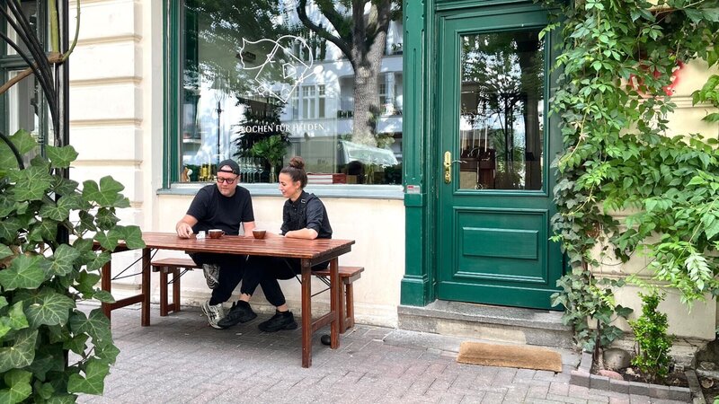 Max Strohe, Clara Hunger +++ Die Verwendung des sendungsbezogenen Materials ist nur mit dem Hinweis und Verlinkung auf RTL+ gestattet. – Bild: RTL /​ Endemol Shine /​ Florian Schuchmann /​ Sebastian Brugger vs. Clara Hunger feat. Tim Mälzer & Max Strohe