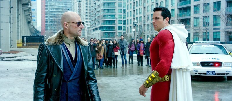 Dr. Sivana (Mark Strong, l.); Shazam (Zachary Levi, r.) – Bild: ORF/​PRO7/​Warner