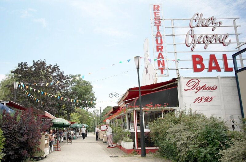 Ein kleiner Ausflug ins Grüne: Die Guinguettes in Frankreich wurden zum Symbol für Freiheit und französische Lebensart – sie erzählen von einer neuen Zeit, in der auch die einfachen Leute in den Genuss von Freizeit und Erholung kamen. – Bild: Elephant Doc
