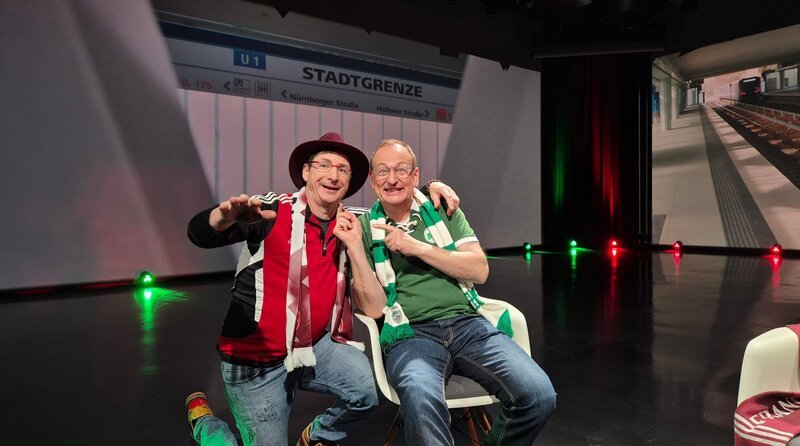Kabarettist Oti Schmelzer (links) ist leidenschaftlicher Anhänger des 1.FC Nürnberg, Komiker Volker Heißmann glühender Fan und Vizepräsident der SpVgg Greuther Fürth. In der Doku „Das Frankenderby – zwei Vereine, eine Leidenschaft“ erzählen sie frech frotzelnd Anekdoten rund um ihre Lieblingsvereine und das Frankenderby. Weiteres Bildmaterial finden Sie unter www.br-foto.de. – Bild: BR/​Maximilian Albrecht