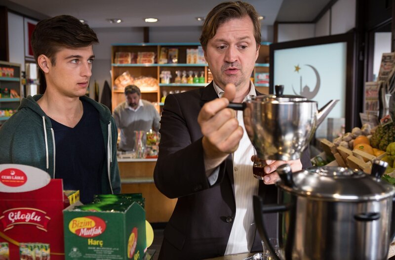Mordverdacht: Huck (Patrick von Blume, r.) erklärt Caspar (Emanuel Fitz, l.), dass er keine Ahnung hat, wo sich sein Kumpel Angelo aufhält. Cem (Aykut Kayacik) lauscht im Hintergrund. – Bild: ARD/​SWR/​Nils Weymann