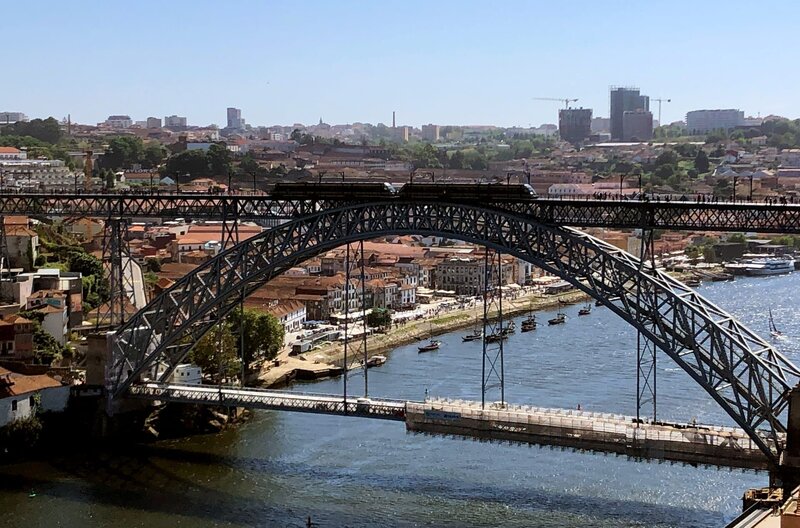 Die Metro fährt über die Ponte Dom Luis I. – sie ist Teil der Altstadt von Porto, die 1996 von der UNESCO den Welterbetitel bekam. – Bild: SWR/​Alexander Schweitzer