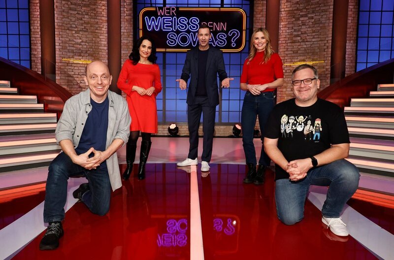 Moderator Kai Pflaume (M.) und seine Rateteam-Kapitäne Bernhard Hoëcker (l.) und Elton (r.) begrüßen in dieser Sendung die Dermatologin und Fernsehärztin Dr. Yael Adler (2.v.l.) und die Journalistin, Moderatorin, Autorin und Fernsehärztin Dr. Julia Fischer (2.v.r.). – Bild: rbb/​ARD/​Morris Mac Matzen