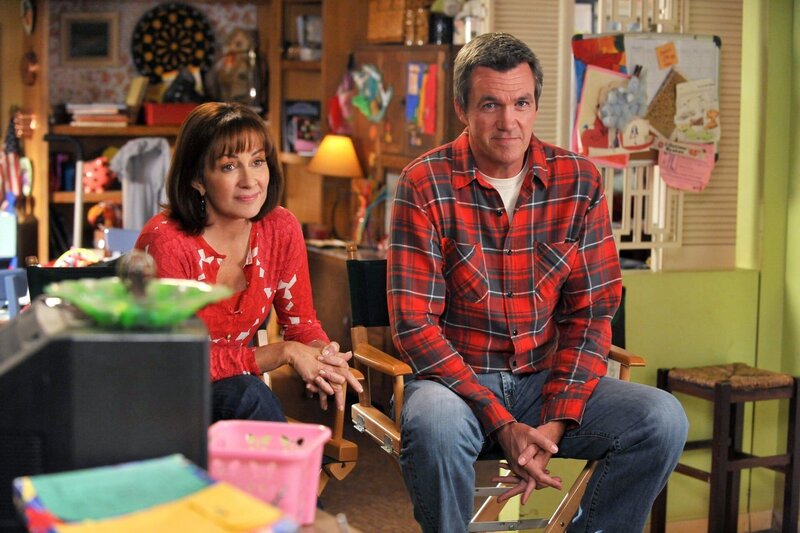 Frankie (Patricia Heaton, l.) kann Mike (Neil Flynn, r.) endlich überzeugen mit ihr auf eine Halloweenparty zu gehen. Doch, wenn es um Kostüme geht, weigert sich ihr Mann hartnäckig … – Bild: Warner Brothers Lizenzbild frei