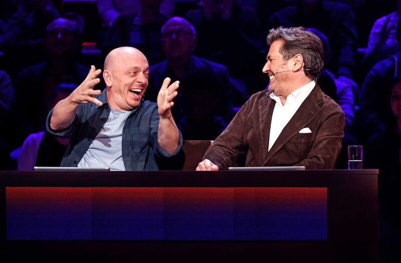 Rateteam-Kapitän Bernhard Hoëcker (l.) und der Pop- und Schlagersänger Thomas Anders (r.) bilden ein Rateteam. – Bild: ARD/​Morris Mac Matzen