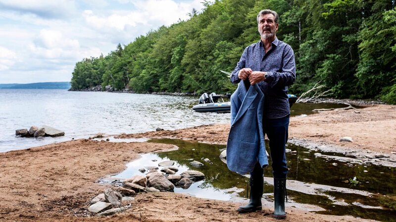 Bäckström (Kjell Bergqvist) ermittelt auf einer unbewohnten Insel. – Bild: ARD Degeto/​Yellow Bird/​Jonath Mathew