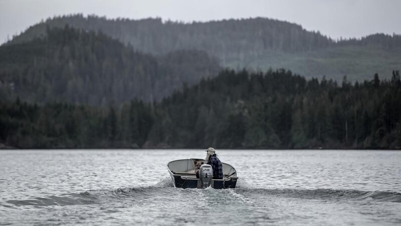 Es gibt sie noch, die echten Abenteurer! Im Mittelpunkt von FERNAB DES GESETZES steht eine Gruppe von Menschen, die der modernen Gesellschaft den Rücken gekehrt und sich stattdessen für ein Leben jenseits der Zivilisation entschieden haben. – Bild: 2014 NGC Europe Limited