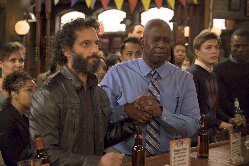 Adrian Pimento (Jason Mantzoukas, l.); Ray Holt (André Braugher, r.) – Bild: NBCUniversal Media, LLC /​ John P. Fleenor