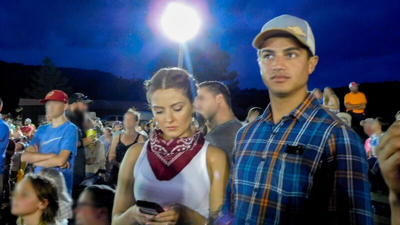 Kara takes Guillermo to a rodeo to experience Virginia to the fullest. – Bild: Warner Bros. Discovery