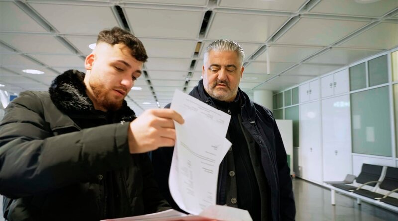 Wirt Oliver Wendel begleitet seinen Kellner Ashti Abdi im Dezember 2023 zum Flughafen. Ashti muss ausreisen, weil sein Asylantrag abgelehnt wurde. Obwohl seine gesamte Familie in Deutschland lebt, obwohl er gut deutsch spricht, obwohl er einen Arbeitsplatz hat. – Bild: WDR/Waldemar Hauschild Wirt Oliver Wendel begleitet seinen Kellner Ashti Abdi im Dezember 2023 zum Flughafen. Ashti muss ausreisen, weil sein Asylantrag abgelehnt wurde. Obwohl seine gesamte Familie in Deutschland lebt, obwohl er gut deutsch spricht, obwohl er einen Arbeitsplatz hat. – Bild: WDR/Waldemar Hauschild