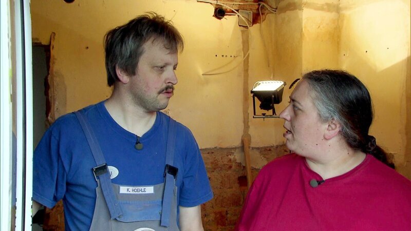 Manuela und Klaus wollten im Grünen leben. Doch ihr Schnäppchenhaus wird immer mehr zur Last! Sie haben nur sechs Wochen, um das Haus umzubauen und den Umzug mit drei Kindern, zwei Hunden und einer Katze über die Bühne zu bringen. – Bild: RTL II