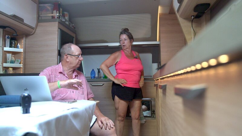 Bei Peter und seiner Angelika gibt es Drama. Nach der stressigen Anreise spinnt jetzt auch noch die Technik ihres neuen und teuren Wohnwagens. – Bild: RTLZWEI