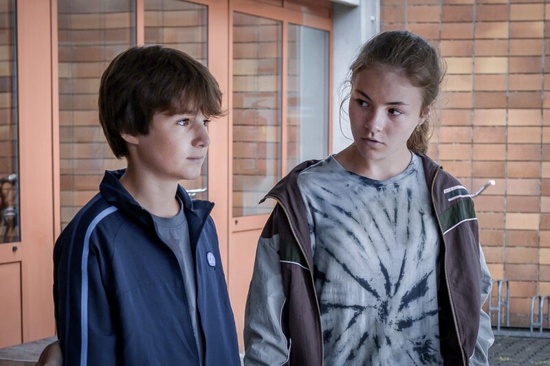 Anselm Kramer wird von alten Kameraden aus seiner Zeit als Rechtsextremer bedroht. Auch sein Sohn Julian (Leopold Pallua) leidet unter der Situation, wie Emilia (Paula Hainberger) erfährt. – Bild: ZDF