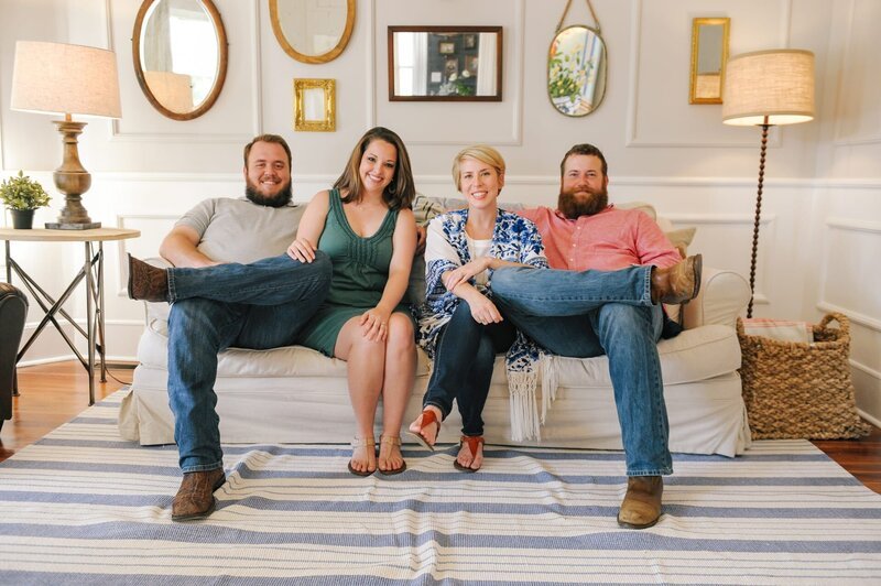 Camera aware portrait of homeowners Laura and Ross Tew and hosts Ben & Erin Napier, as seen on Home Town. – Bild: TLC