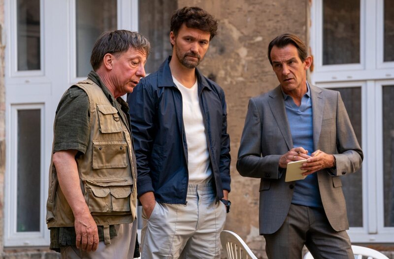 Obwohl er den verschwundenen Yannick mag, kann Kalle Ebert (Steffen Schortie Scheumann, l.) Alexander von Tal (Alexandar Radenkovi?, M.) und Oliver Radek (Hans-Werner Meyer, r.) bei der Suche nach ihm zunächst nicht weiterhelfen. – Bild: ZDF