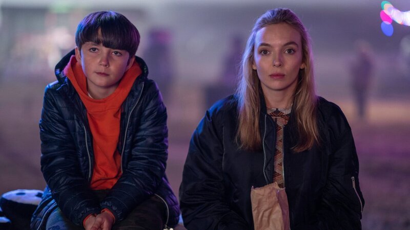 Villanelle (Jodie Comer) sucht ihre Familie in Russland, um Antworten über ihre Kindheit zu finden. Während ihres unerwarteten Besuchs erfährt Villanelle, dass Boris (Temirlan Blaev) ihr kleiner Halbbruder ist. – Bild: ZDF