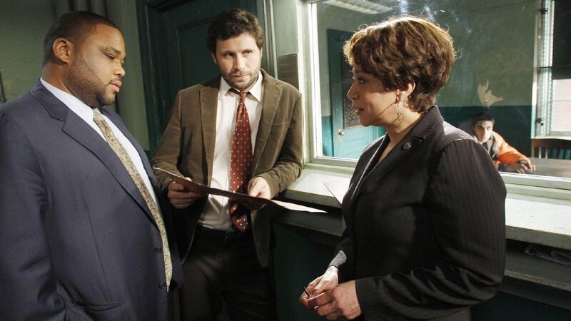 Die Spuren im Fall Carlson deuten zunächst auf einen Jugendlichen als Täter, doch Det. Bernard (Anthony Anderson, li.), Det. Lupo (Jeremy Sisto) und Lt. Van Buren (S. Epatha Merkerson) trauen dem Jungen die Tat allein nicht zu. – Bild: TVNOW /​ NBC