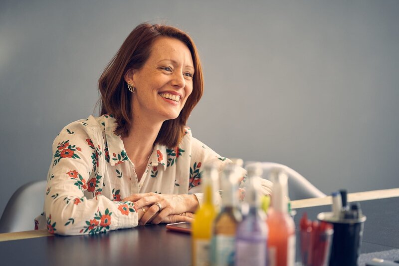 Ninas (Lavinia Wilson) Bewerbungsgespräch in ihrer alten Werbeagentur läuft sehr gut, nur dass sie dreifache Mutter ist, stört den Chef etwas. – Bild: ZDF