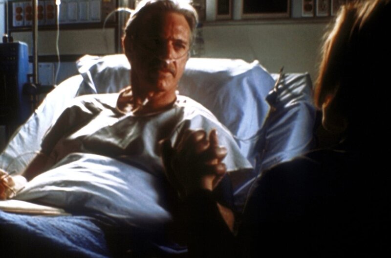 Scully (Gillian Anderson, r.) will alles unternehmen, um das Leben ihres schwer kranken ehemaligen Lehrers Dr. Daniel Waterston (Nicolas Surovy, l.) zu retten. – Bild: Twentieth Century Fox Film Corporation
