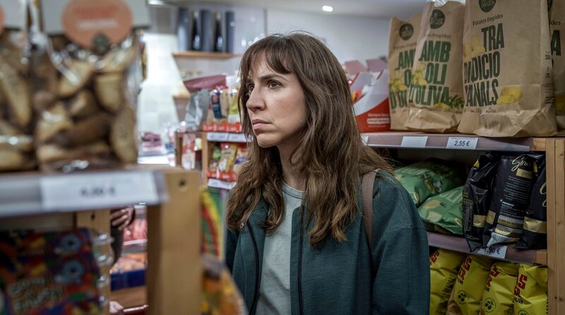 NORDDEUTSCHER RUNDFUNK Barcelona for Beginners (1) – Familie und andere Katastrophen Kopflos: Mariana (Aina Clotet) – Bild: NDR/​Kiku Piñol