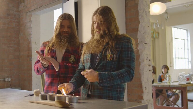 The twins are having a romantic double dinner date but they have run out of candles. In replacement of candles they use tuna cans and string. By making a small hole in the can and popping some string in they manage to make a working candle. – Bild: National Geographic Channel