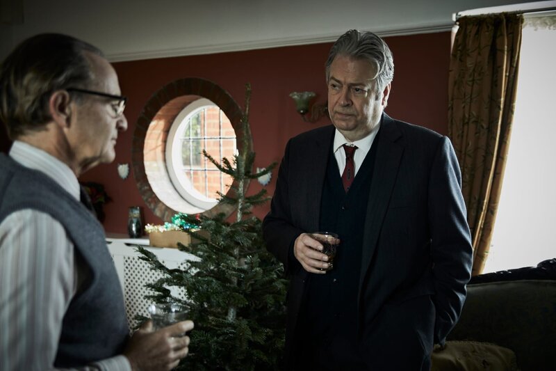 Fred Thursday (Roger Allam, r.) und Reginald Bright (Anton Lesser, l.) sind sich darüber einig, dass ihr Kollege Morse falsch ermittelt und der Mörder bereits gefunden wurde. Doch sie täuschen sich. – Bild: ZDF