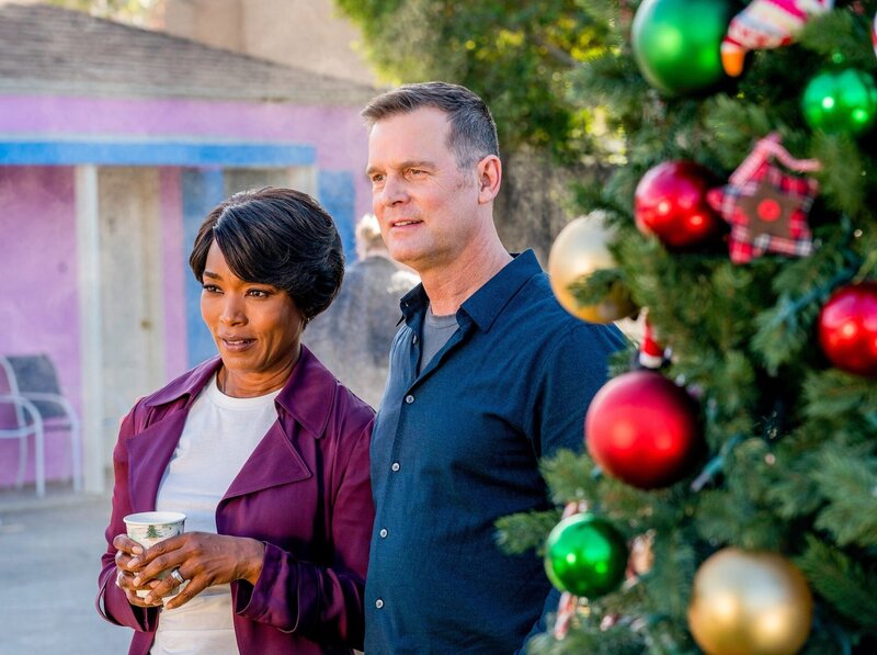 L-R: Athena Grant (Angela Bassett) und Bobby Nash (Peter Krause) – Bild: ORF/​PRO7/​Fox Media/​Jack Zeman