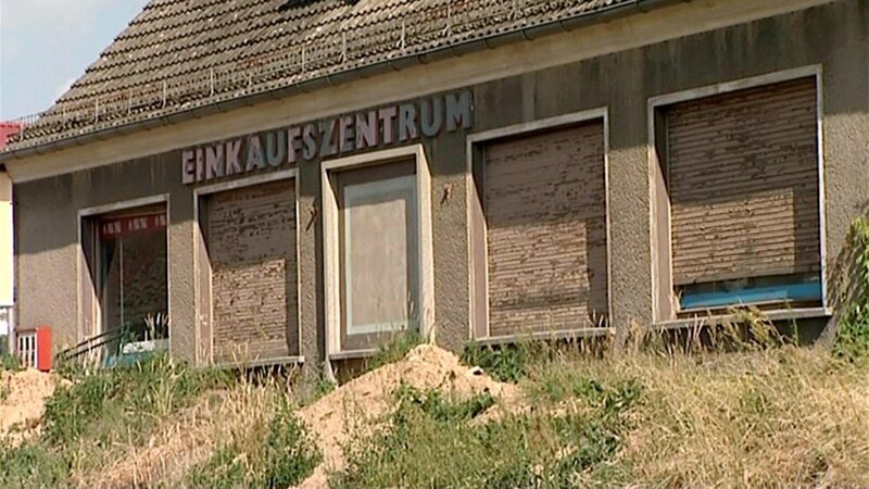 Ein alter Supermarkt aus DDR-Zeiten mit 400 m² Wohnfläche soll das neue Zuhause von Dennis, Stefanie und ihren acht Kindern werden. – Bild: RTLZWEI