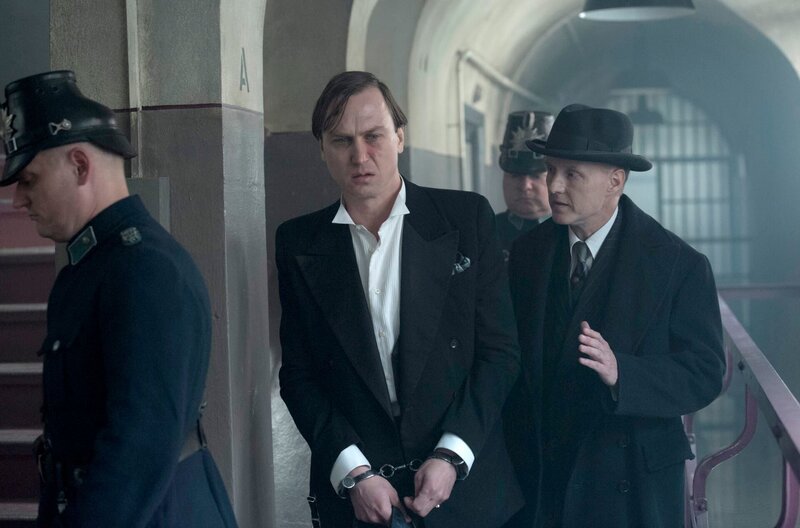 Georg Wegener (Holger Handtke, re.) führt Alfred Nyssen (Lars Eidinger, Mitte) in die Gefängniszelle. – Bild: ARD Degeto/​X-Filme/​Beta Film/​Sky Deutschland/​Frédéric Batier