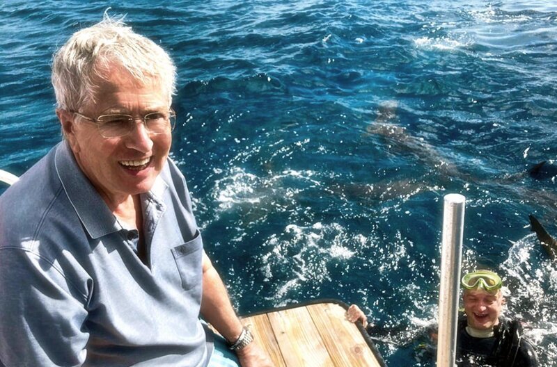 Geht er selbst auch ins Wasser? Frank Elstner beobachtet seinen Freund Matthias Reinschmidt, der inmitten von Riffhaien taucht. – Bild: SWR/​ DOCMA TV/​Christian Ehrlich
