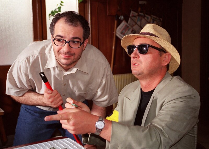 „Dolce Vita & Co.“, „Die goldene Hochzeit.“ Mario Hubinger, Familienvater und Hausmann in der Sinnkrise, beschließt, etwas aus seinem Leben zu machen. Er will im Lokal seines Vaters Hans einsteigen und aus dem heruntergekommenen Eckbeisl wieder ein gefragtes Restaurant machen. Doch Hans will das „Dolce Vita“ nur mehr verkaufen und sich zur Ruhe setzen. Mario muss sich also schleunigst etwas einfallen lassen, um seinen Plan doch noch verwirklichen zu können. Das Festessen anlässlich einer goldenen Hochzeit ist die erste Bewährungsprobe für Mario und seine gerade erst zusammengewürfelte Crew.Im Bild (v.li.): Michael Niavarani (Mario), Andreas Vitásek (Toni). – Bild: ORF/​MR-Film/​Thomas Prodinger