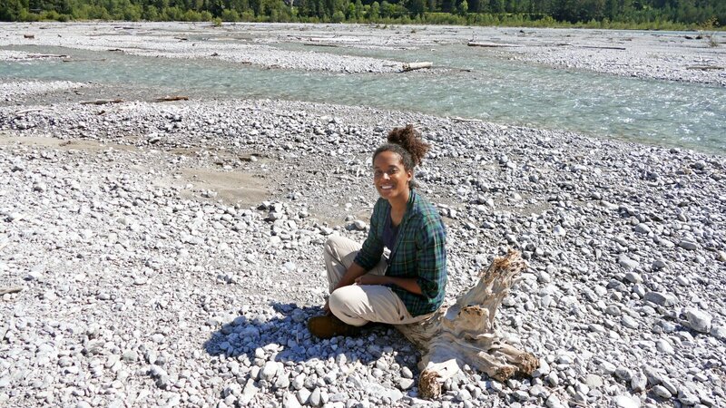 Im Naturpark Tiroler Lech erkundet Pia den wilden Lech. Hier hat der Fluss seinen ursprünglichen Charakter bewahrt. – Bild: BR/​Text und Bild Medienproduktion GmbH & Co. KG/​Marcella Müller