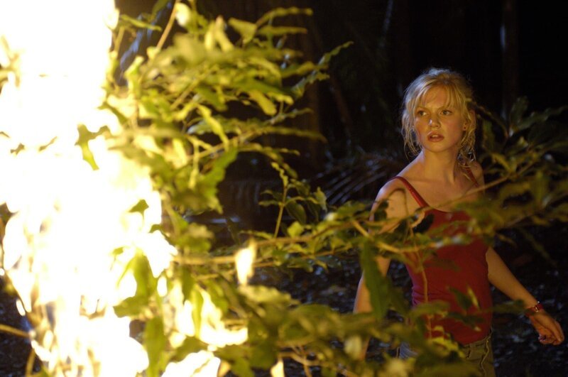 Rikki (Cariba Heine)hat durch die Kombination ihrer Kräfte und dem verbotenen Blick in den Vollmond ein Feuer auf Mako Island entfacht. – Bild: ZDF/​Jasin Boland
