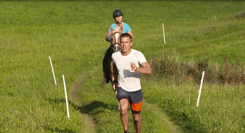 Florian Holzinger beim Wettlauf gegen ein Pferd mit Reiterin. – Bild: BR/​south & browse GmbH