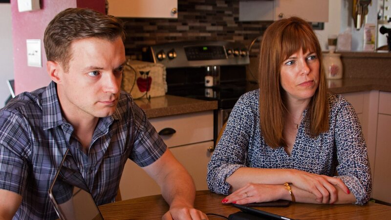Adam Berry and Amy Bruni show the homeowners paranormal evidence on the laptop during the final evidence review. – Bild: Discovery Communications